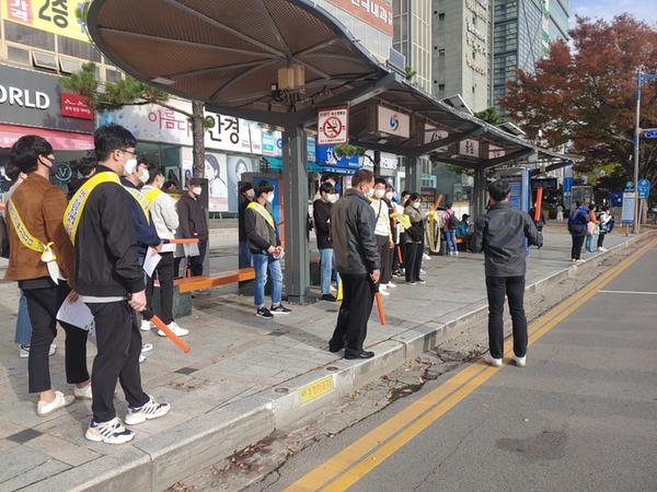 창원시, 대학생 시내버스 정류장 정차질서 유도 활동 실시 창원시, 대학생 시내버스 정류장 정차질서 유도 활동 실시 (신교통추진단).jpg