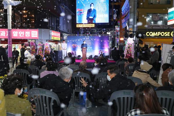 창원시, 화려한 조명아래 창동&lsquo;눈꽃축제 야시장&rsquo;개장창원시, 화려한 조명아래 창동‘눈꽃축제 야시장’개장(경제살리기과) (1).jpg