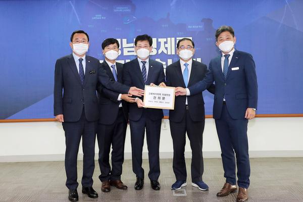 허성무 창원시장,&lsquo;고용위기지역 지정 연장&hellip;&rsquo;도당 위원장에 건의 쏟아내허성무 창원시장,‘고용위기지역 지정 연장…’도당 위원장에 건의 쏟아내(기획관) (1).jpg