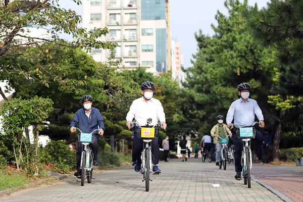 허성무 창원시장, 지구 살리기 동참 자전거로 출근허성무 창원시장, 지구 살리기 동참 자전거로 출근 (환경정책과) (7).jpg