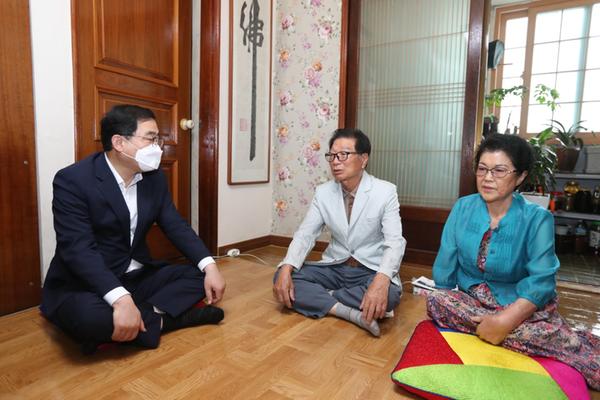 허성무 창원시장, 추석 앞두고 민생현장 곳곳 챙긴다 허성무 창원시장, 추석 앞두고 민생현장 곳곳 챙긴다 (애국지사 유족 방문) (2).jpeg