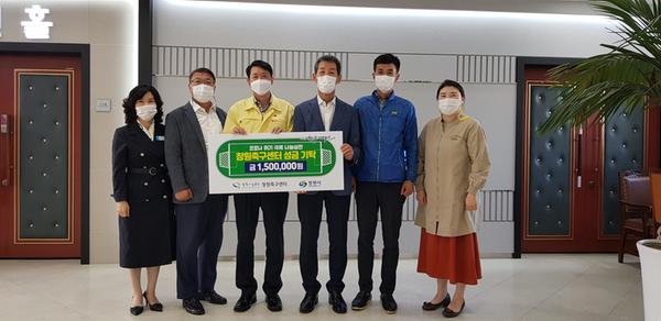 창원축구센터, 창원시에 코로나대응 특별수당 &lsquo;이웃돕기 성금&rsquo; 기탁 창원축구센터, 창원시에 코로나대응 특별수당 ‘이웃돕기 성금’ 기탁 (사회복지과) (2).jpg