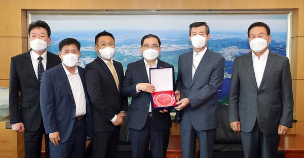 허성무 창원시장, 한국실업사격연맹으로부터 감사패 받아 허성무 창원시장, 한국실업사격연맹으로부터 감사패 받아 (체육진흥과) (1).jpg