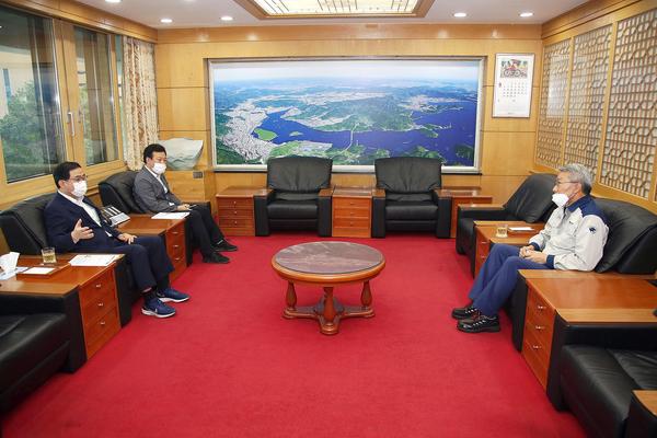 창원시, &lsquo;모범적 코로나 방역 대응&rsquo; 두산공작기계와 간담회 가져 창원시, ‘모범적 코로나 방역 대응’ 두산공작기계와 간담회 가져 (전략산업과) (2).jpg