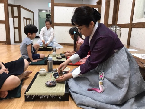 웅천도요지전시관, &lsquo;우리의 차 문화, 다례교실&rsquo; 운영 웅천도요지전시관, ‘우리의 차 문화, 다례교실’ 운영 (문화유산육성과) (2).jpg
