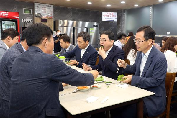 허성무 창원시장, 확진자 동선 식당서&ldquo;안심하고 이용하세요&rdquo;허성무 창원시장, 확진자 동선 식당서“안심하고 이용하세요” (경제살리기과) (1).jpg
