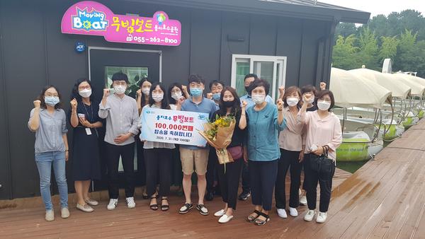 창원시, 용지호수 무빙보트 10만번째 이용객 &lsquo;축하&rsquo;(관광과)창원시, 용지호수 무빙보트 10만번째 이용객 ‘축하’(관광과).jpg