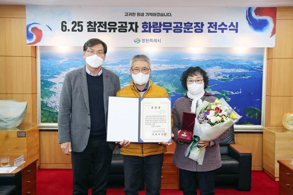 창원특례시, 6·25 참전유공자‘화랑무공훈장’전수창원특례시, 6·25 참전유공자‘화랑무공훈장’전수 (사회복지과).jpg