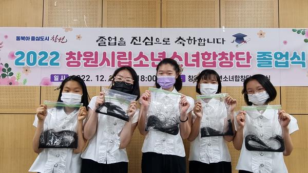 창원시립소년소녀합창단 졸업단원, 작은 나눔 실천 위해 긴 머리카락‘싹둑’창원시립소년소녀합창단 졸업단원, 작은 나눔 실천 위해 긴 머리카락‘싹둑’ (1).jpg