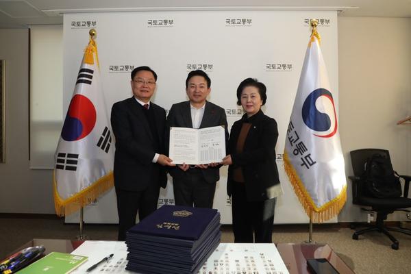 홍남표 창원특례시장과 김영선 국회의원, 국회의원 51명 서명 건의문 국토부 장관 전달홍남표 창원특례시장과 김영선 국회의원, 국회의원 51명 서명 건의문 국토부 장관 전달.jpg