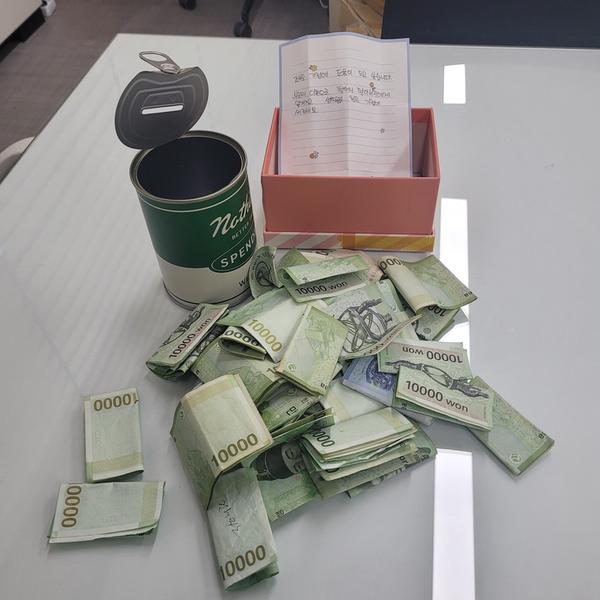 익명의 기부천사, 창원특례시에 저금통으로 사랑 전하다익명의 기부천사, 창원특례시에 저금통으로 사랑 전하다 (사회복지과) (1).jpg