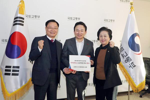 민선 8기 홍남표 시장, 창원특례시 미래 50년 먹거리 기반 개척민선 8기 홍남표 시장, 창원특례시 미래 50년 먹거리 기반 개척 (정책기획관).jpg