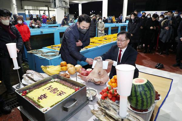 홍남표 창원특례시장, 진해수협 초매식·풍어제 참석홍남표 창원특례시장, 진해수협 초매식·풍어제 참석 (1).jpg