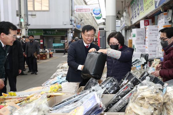 홍남표 창원특례시장, 설 앞두고 노인복지관‧마산어시장 방문 홍남표 창원특례시장, 설 앞두고 노인복지관‧마산어시장 방문 (자치행정과) (3).jpg