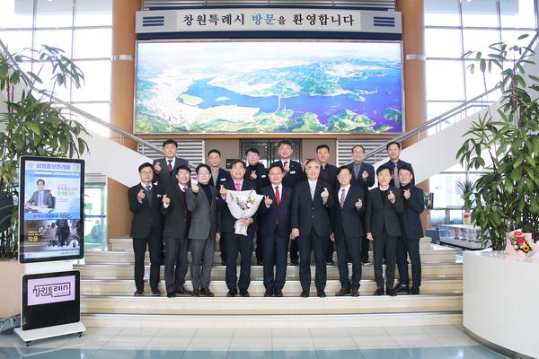 창원특례시, 안경원 제1부시장 이임 간담회 열어…“수평적 조직문화 만들기에 앞장” 창원특례시, 안경원 제1부시장 이임 간담회 열어…“수평적 조직문화 만들기에 앞장”  (자치행정과) (2).jpg