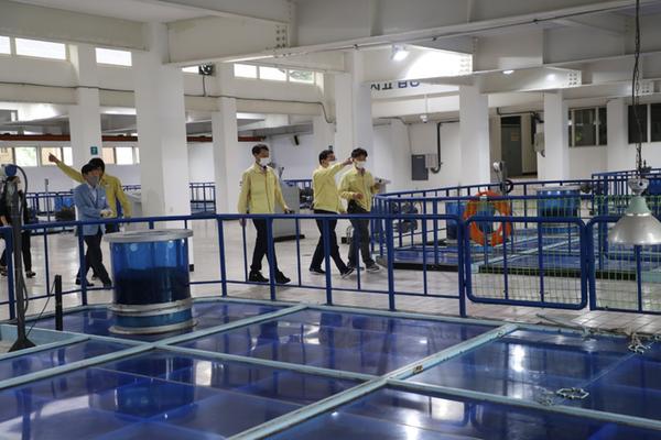 허성무 시장, 정수장 긴급 점검 나서(상수도사업소 수질연구센터)허성무 시장, 정수장 긴급 점검 나서(상수도사업소 수질연구센터) (4).jpeg