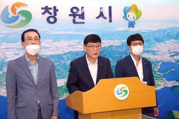 부산항 신항 소형선부두 축조공사 &ldquo;바지선 계류 의도는 오해~&rdquo; 부산항 신항 소형선부두 축조공사 “바지선 계류 의도는 오해~” (김성호 해양항만수산국장).jpg