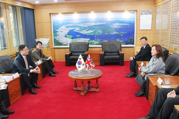 홍남표 창원특례시장 “11월 ‘한‧세계 화상비즈니스 위크’초대합니다”홍남표 창원특례시장 “11월 ‘한세계 화상비즈니스 위크’초대합니다” (투자유치단) (3).jpg