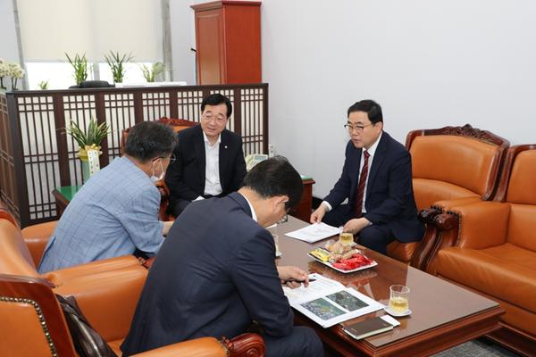 허 시장, 창원시 주요현안 해결 위해 &ldquo;한명이라도 더 설득&rdquo; (민홍철 국방위 위원장) 허 시장, 창원시 주요현안 해결 위해 “한명이라도 더 설득” (민홍철 국방위 위원장) (1).jpeg