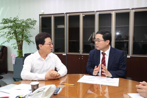 허 시장, 창원특례시 지정, 국립현대미술관 창원관 유치 위해 이달곤 의원 만나 허 시장, 창원특례시 지정, 국립현대미술관 창원관 유치 위해 이달곤 의원 만나 (기획관) (1).jpeg