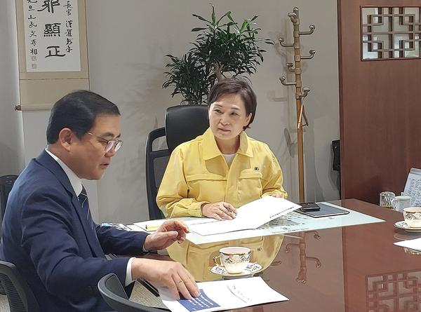 허 시장, 통합10년 한달 앞두고 국토부장관 찾아&hellip;묵은 현안 해결 발벗고 나허 시장, 통합10년 한달 앞두고 국토부장관 찾아…묵은 현안 해결 발벗고 나서 (기획관) (1).jpg