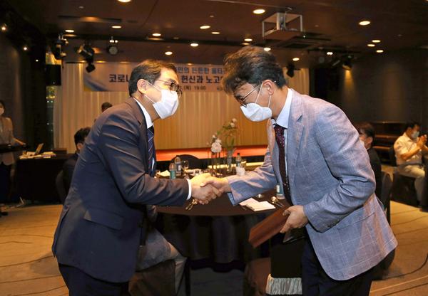 허성무 창원시장, 코로나19 극복 의료진 감사패 수여허성무 창원시장, 코로나19 극복 의료진 감사패 수여 (보건정책과) (1).jpg