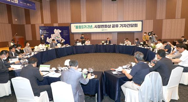 허성무호 출범 2주기&hellip;&lsquo;사람과 혁신, 730일간의 변화&rsquo; 허성무호 출범 2주기…‘사람과 혁신, 730일간의 변화’ (기획관) (4).jpg