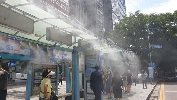 창원시, &lsquo;쿨링포그&rsquo;로 폭염&middot;도시열섬 식힌다(정우상가버스정류장).창원시, ‘쿨링포그’로 폭염·도시열섬 식힌다(정우상가버스정류장).jpg