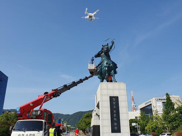 창원시, 최윤덕장상 동상 세척작업 실시 창원시, 최윤덕장상 동상 세척작업 실시 (문화유산육성과) (1).jpg