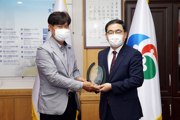 기업 대표들이 허성무 창원시장에 감사패 전달한 이유는기업 대표들이 허성무 창원시장에 감사패 전달한 이유는(기획관) (1).jpg