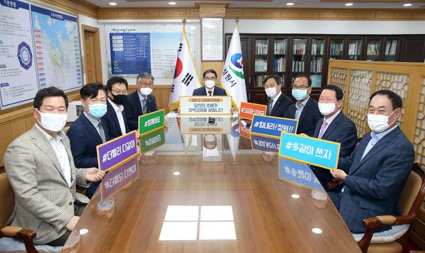 창원시 간부공무원, 긴급재난지원금 소비촉진 캠페인 펼쳐 창원시 간부공무원, 긴급재난지원금 소비촉진 캠페인 펼쳐 (자치행정과) (2).jpg
