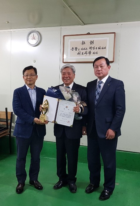 창원시 수산물 수출업체 천만불 수출탑 수상 창원시 수산물 수출업체 천만불 수출탑 수상 (수산과) (2).jpg