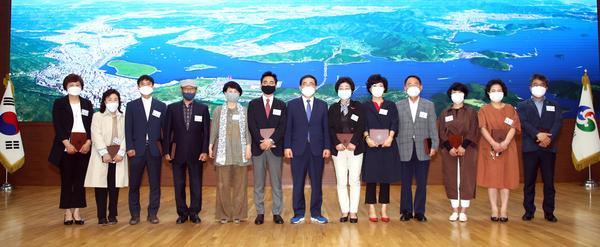 창원시, 시정발전 유공시민 표창 수여식 개최 창원시, 시정발전 유공시민 표창 수여식 개최 (자치행정과) (2).jpg
