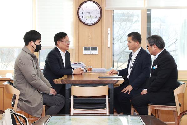 홍남표 창원특례시장, 신임 경남동부보훈지청장과 환담