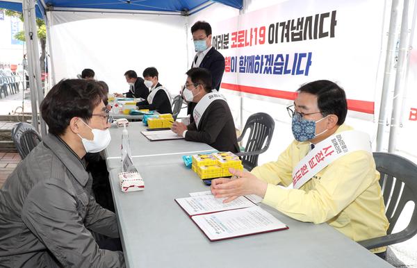 허성무 시장, 대출 상담하며 코로나19 소상공인과 현장 소통 허성무 시장, 대출 상담하며 코로나19 소상공인과 현장 소통 (경제살리기과) (3).jpg