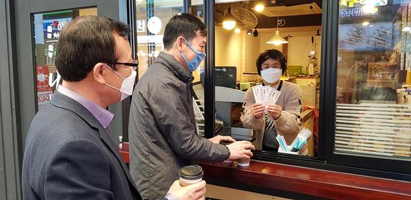 창원시, 가음정시장서 지역경제 살리기 캠페인 참여 창원시, 가음정시장서 지역경제 살리기 캠페인 참여 (시민안전과) (2).jpg