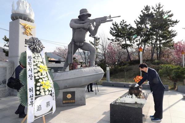허성무 창원시장, 故 한주호 준위 참배 &ldquo;잊지 않겠습니다&rdquo;허성무 창원시장, 故 한주호 준위 참배 “잊지 않겠습니다” (자치행정과) (5).jpg