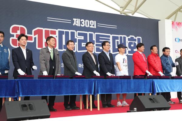 홍남표 창원특례시장이 제30회 3·15마라톤대회에 참석해 출발 버튼을 누르고 있다.