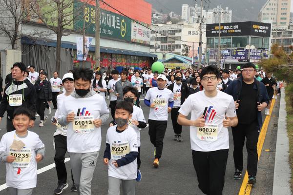 제30회 3·15마라톤대회에 참석한 시민들이 열심히 달리고 있다.