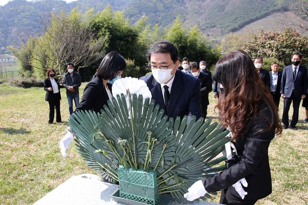 창원시, 순국선열 숭고한 정신 기리려 &lsquo;팔의사창의탑 및 묘역&rsquo;참배 창원시, 순국선열 숭고한 정신 기리려 ‘팔의사창의탑 및 묘역’참배 (사회복지과) (2).jpg