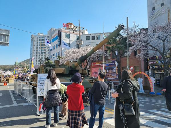 제61회 진해군항제에 ‘탱크’가 나타났다제61회 진해군항제에 ‘탱크’가 나타났다 (전략산업과) (2).jpg
