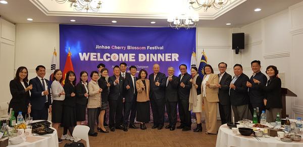 창원특례시 찾은 국제자매도시 방문단, 벚꽃에 취하다창원특례시 찾은 국제자매도시 방문단, 벚꽃에 취하다 (투자유치단) (1).jpg
