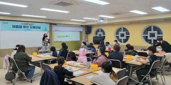 창원특례시, ‘마음을 빚는 도예교실’ 가족 프로그램 운영창원특례시, ‘마음을 빚는 도예교실’ 가족 프로그램 운영.jpg
