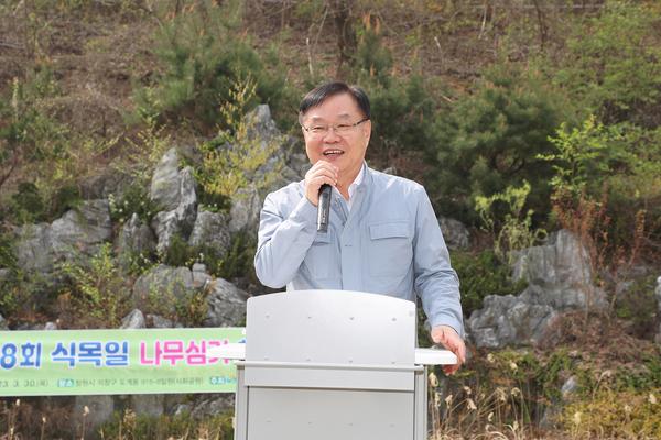 홍남표 창원특례시장이 제78회 식목일 기념 나무심기행사 에 참석해 인사말씀을 하고 있다.