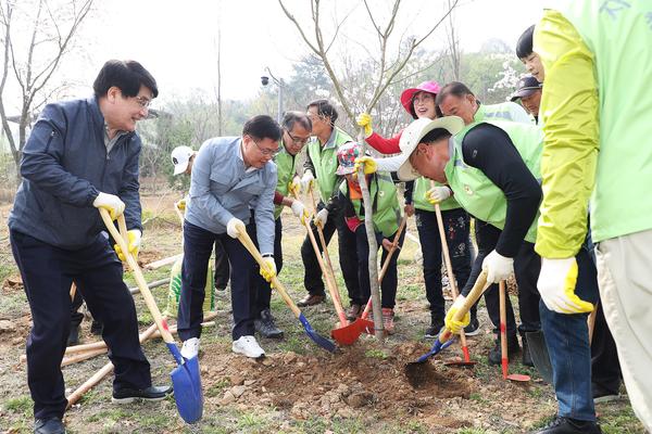 홍남표 창원특례시장이 제78회 식목일 기념해 시민들과 함께 나무를 심고 있다.