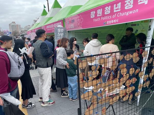 ‘찾아가는 창원청년비전센터’ 벚꽃 상춘객 관심 속 성황 ‘찾아가는 창원청년비전센터’ 벚꽃 상춘객 관심 속 성황.jpg