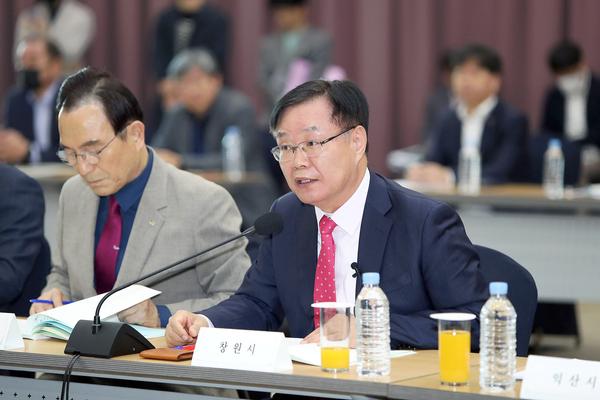홍남표 창원특례시장이 신규 국가산단 ｢범정부 추진지원단｣ Kick-off 회의에 참석해 발표를 하고 있다.