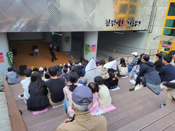 창원특례시, ‘봄 버스킹’ 청년 열정으로 창원아트그라운드 물들어창원특례시, ‘봄 버스킹’ 청년 열정으로 창원아트그라운드 물들어 (문화예슬과) (1).jpg