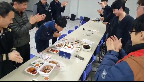 &ldquo;쓰레기 대란 막자&rdquo; 3주째 합숙 &lsquo;창원음식물 처리장 직원들 &lsquo;감동&rsquo;(자발적합숙요원 생일사진)“쓰레기 대란 막자” 3주째 합숙 ‘창원음식물 처리장 직원들 ‘감동’(자발적합숙요원 생일사진).jpg