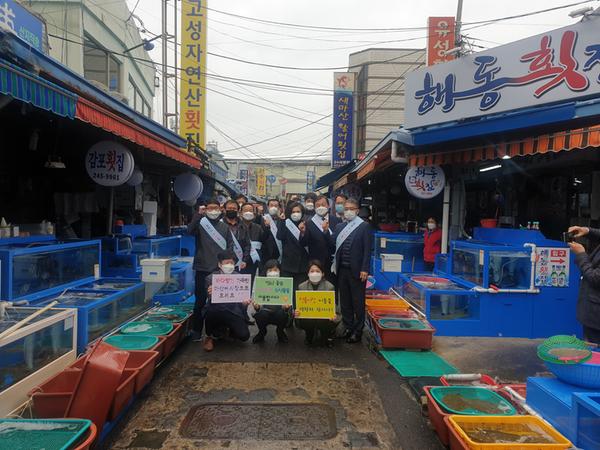 창원시, 마산어시장서 수산물 소비촉진 캠페인 펼쳐 창원시, 마산어시장서 수산물 소비촉진 캠페인 펼쳐 (1).jpg